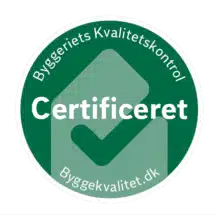 Et rundt grønt mærke med et flueben i midten og ordet Certificeret. På dansk i kanten står der Byggeriets Kvalitetskontrol og Byggekvalitet.dk.